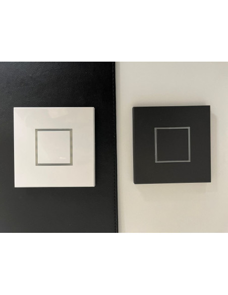 1 bouton avec la version blanche et la version noire